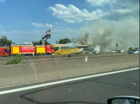 FOTO // La un pas de tragedie. Un autocar cu 62 de moldoveni la bord, care venea din Portugalia, a luat foc pe o autostradă